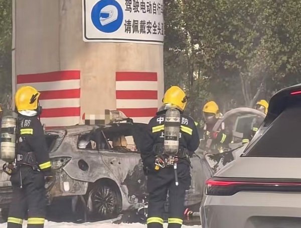 亿操盘 浦东一路口车辆起火燃烧 幸无人员伤亡